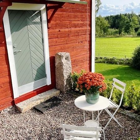 Nyrenoverad Stuga Naera Naturen Linköping Exterior foto