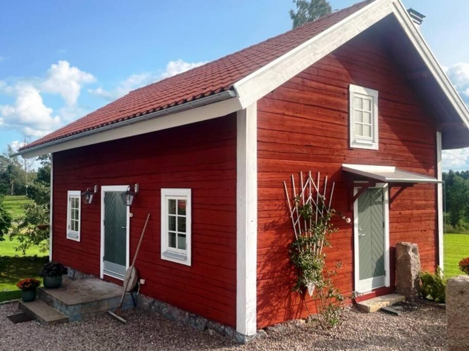 Nyrenoverad Stuga Naera Naturen Linköping Exterior foto